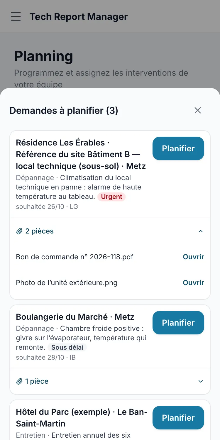 Liste des demandes à planifier sur téléphone, avec le bouton Planifier et les pièces de chaque demande (données fictives)