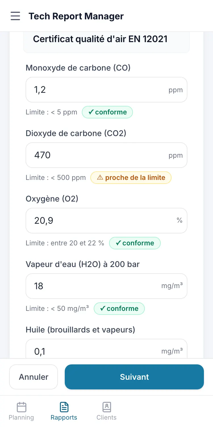 Saisie des relevés d’un certificat de qualité d’air sur téléphone, avec la pastille conforme sous chaque valeur (données fictives)